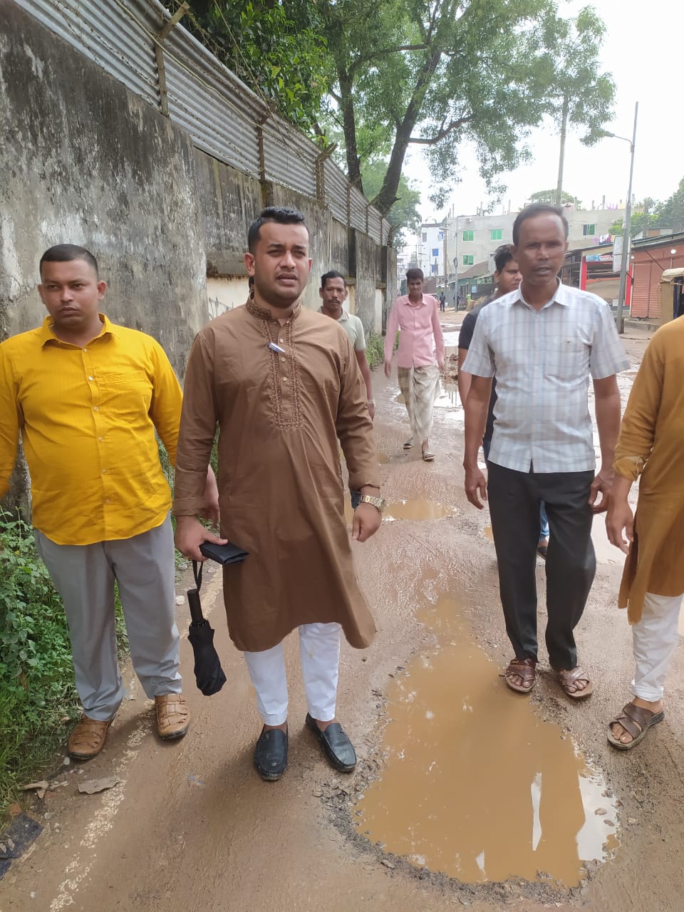 মাধবপুর পৌর শহরের গুদামপাড়া-শিবপুর রাস্তা সংস্কার করলেন মেয়র পদপ্রার্থী বাদল পাঠান