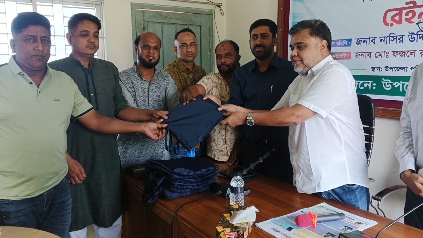 মৌলভীবাজারের জুড়ীতে ৬শ নারী চা-শ্রমিকের মধ্যে রেইনকোট বিতরণ