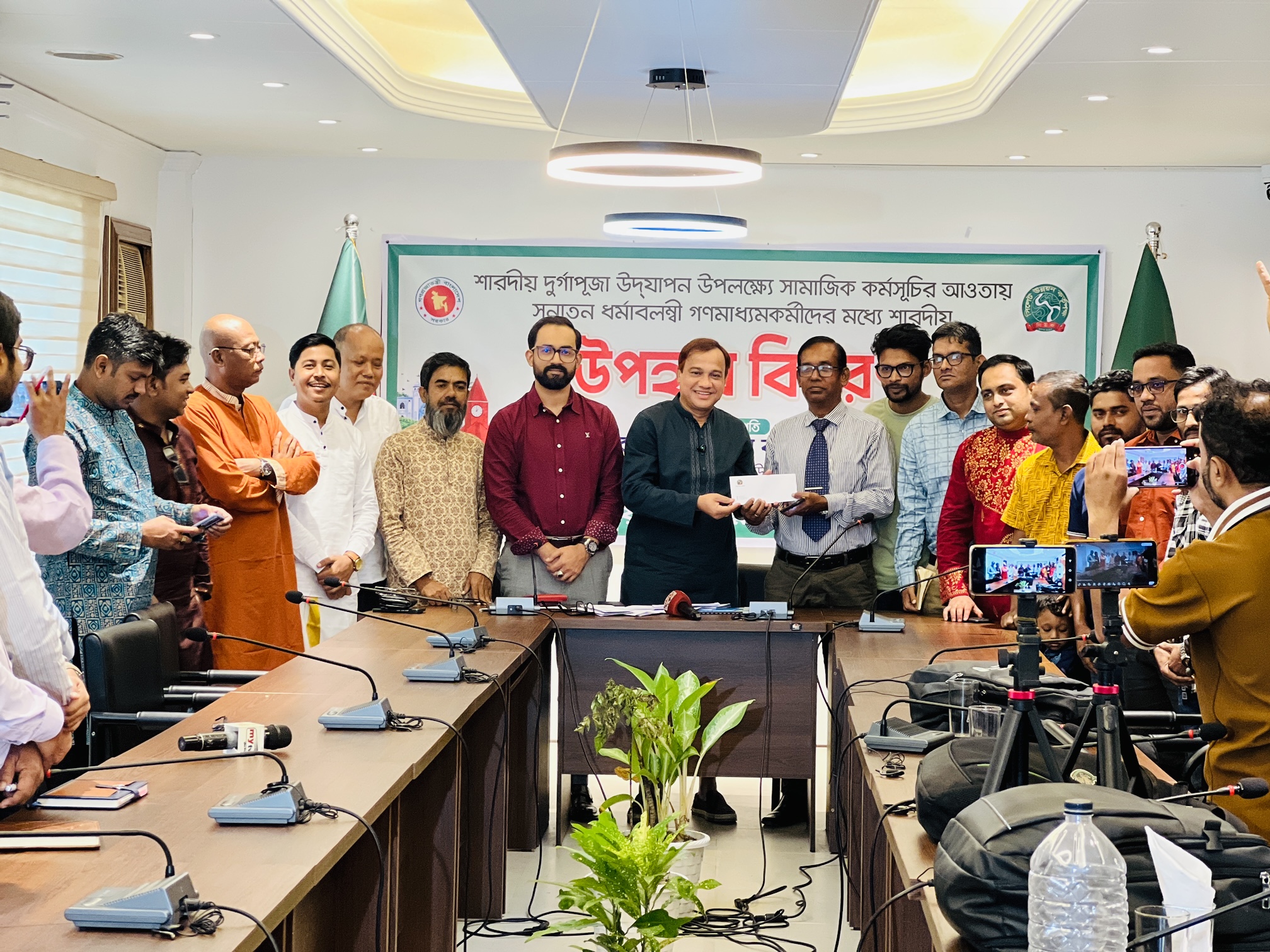 শারদীয় দুর্গাপূজা উপলক্ষে সিউকের সামাজিক কর্মসূচির আওতায় সনাতন ধর্মাবলম্বী গণমাধ্যমকর্মীদের উপহার প্রদান