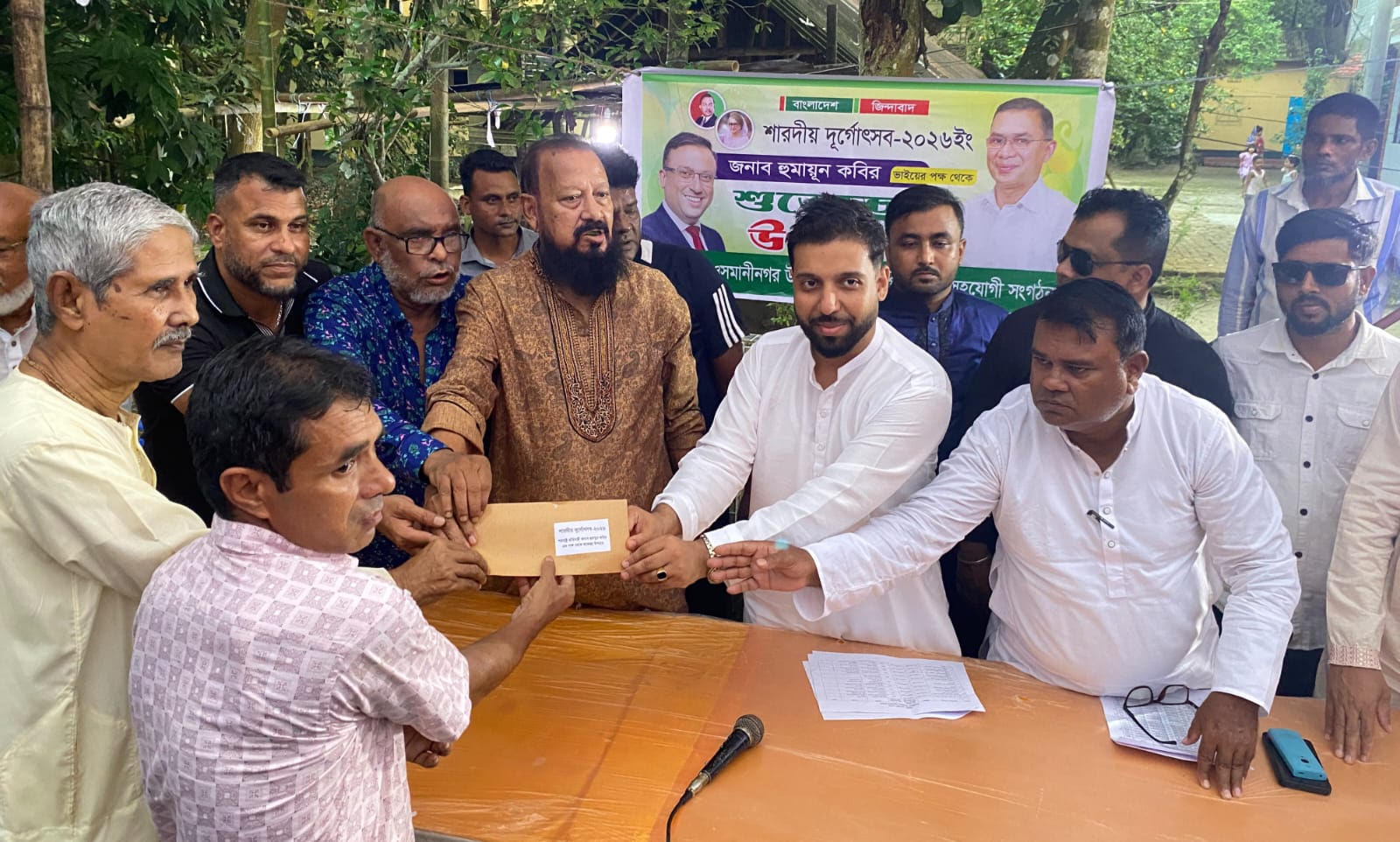 ওসমানীনগরে পুজা মন্ডপে পররাস্ট্র প্রতিমন্ত্রী-১ হুমায়ূন কবিরের শুভেচ্ছা উপহার বিতরণ