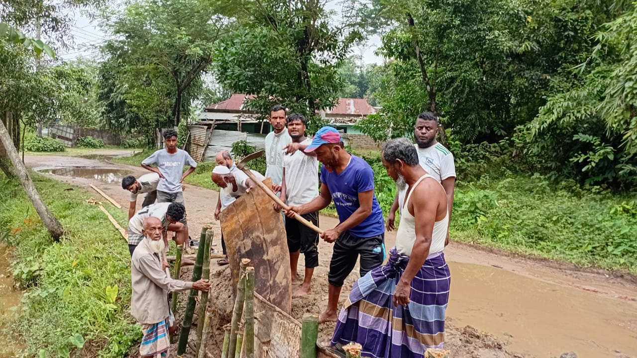খাদিমনগরে স্বেচ্ছাশ্রমে রাস্তা মেরামত, প্রশংসায় কুড়াচ্ছে নবজাগরণ যুব সংঘ